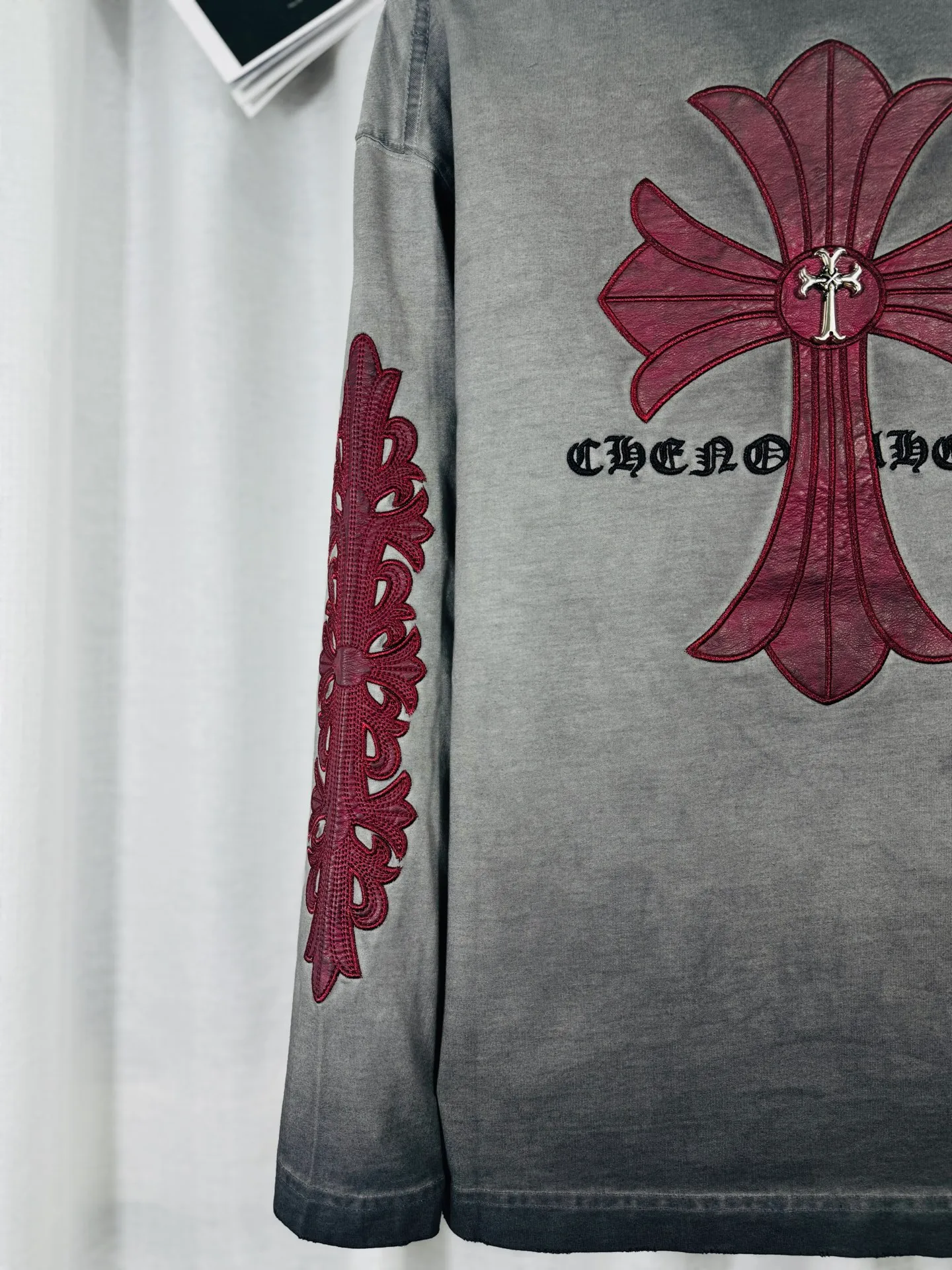 P260 ch high version Chrome Hearts 2025 new autumn and winter cross patch washed spray horse slip leather long-sleeved T-shirt, fabric: 26 double yarns, 320 grams weight, Angora red thread weaving, heavy wash water ➕ fried color + spray horse slip printing process: patch embroidery, secondary color spray horse slip process Color: charcoal gray Size: S M L XL Style number: 5176